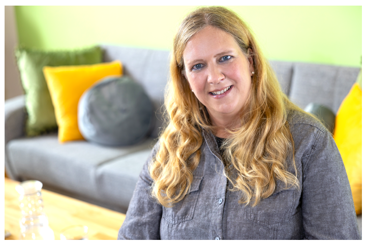 Ein Portrait von mir, Stefanie Hahmann, in meinen Praxisräumen.